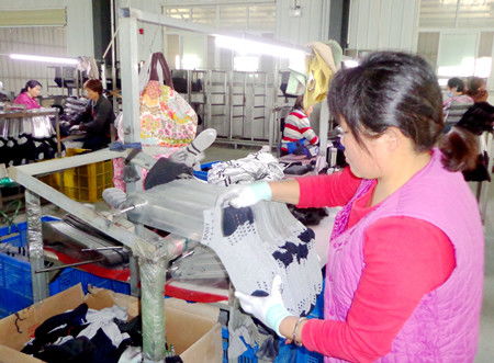 湖北鄖陽(yáng)兩千余家微工廠助推鄉(xiāng)村振興，萬(wàn)余村民實(shí)現(xiàn)家門口就業(yè)